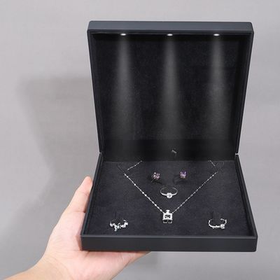 Çin üretimi Toptan yüksek kaliteli Led Takı kutusu Ambalaj Kolye Bileklik Yüzük Takı Kutusu Özel logo Yüksek Kaliteli Siyah Plastik Led Işıklı Takı Kutusu