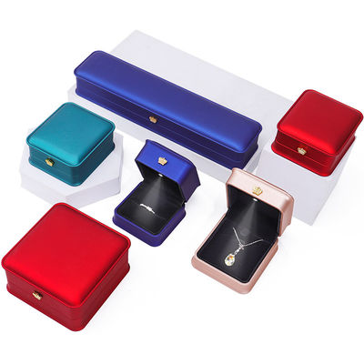 Kişiselleştirilebilir Parlak Plastik LED Işıklandırılmış Altın Taç Ornamentli Mücevher Kutusu