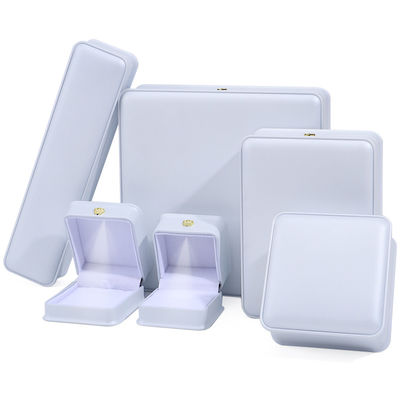 satın al Özel Logo Lüks Mücevher Paket Kutusu En Yeni Dikdörtgen Beyaz Piyano Boya LED Yüzük Mücevher Kutusu online manufacture