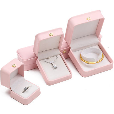 satın al 10*10*5cm Pembe Deri Mücevher Kutusu Taç Bilezikleri Kolye ve Yüzükler Özel Logo online manufacture