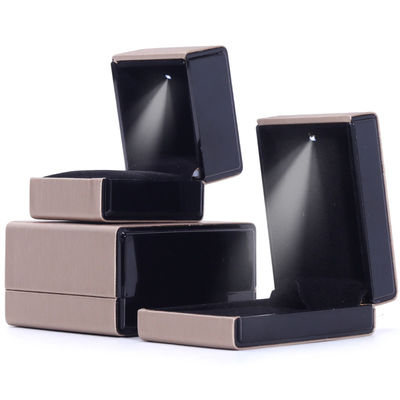 satın al 9*9*5cm Dikdörtgen Hanhong Özel Altın Kolye Bilezik ve Yüzük LED Mücevher Paketleme Kutusu online manufacture