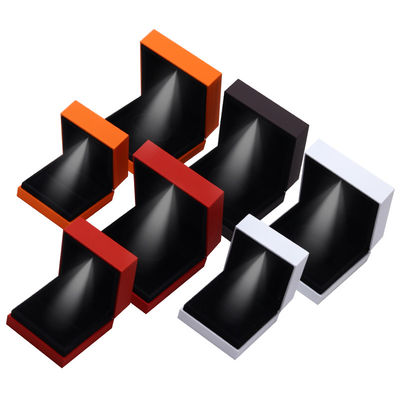 satın al 9*9*3.5cm Mücevher Kutusu Organizer Logoyla Leğenli Laklı Siyah Çemberli LED Yüzük Kutusu online manufacture