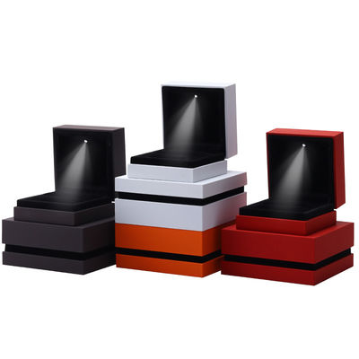 9*9*3.5cm Mücevher Kutusu Organizer Logoyla Leğenli Laklı Siyah Çemberli LED Yüzük Kutusu
