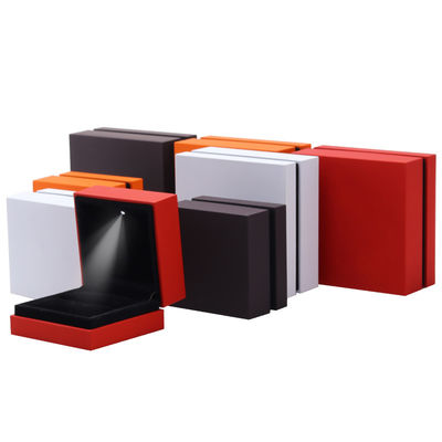9*9*3.5cm Mücevher Kutusu Organizer Logoyla Leğenli Laklı Siyah Çemberli LED Yüzük Kutusu