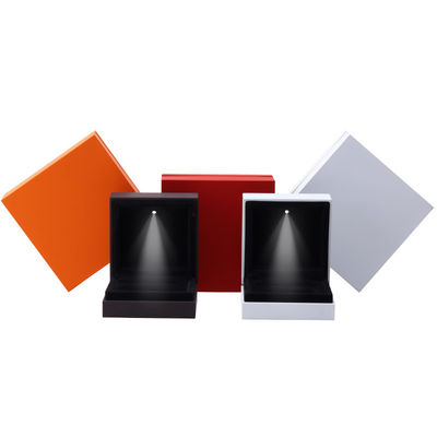 9*9*3.5cm Mücevher Kutusu Organizer Logoyla Leğenli Laklı Siyah Çemberli LED Yüzük Kutusu