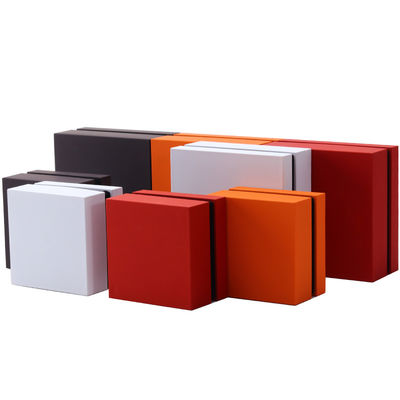 9*9*3.5cm Mücevher Kutusu Organizer Logoyla Leğenli Laklı Siyah Çemberli LED Yüzük Kutusu