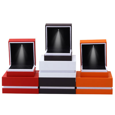 satın al Son Mücevher Paketleme Kutusu Pişirme Boya Sanayi Beyaz Kenar LED Yüzük Mücevher Kutusu 9*9*3.5cm online manufacture