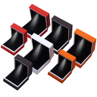 Son Mücevher Paketleme Kutusu Pişirme Boya Sanayi Beyaz Kenar LED Yüzük Mücevher Kutusu 9*9*3.5cm