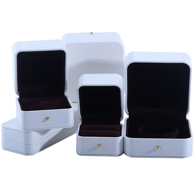 satın al Beyaz PU Deri Mücevher Paketleme Kutusu Düğün Kolye Küpesi Yüzük 9.5*9.5*6cm online manufacture