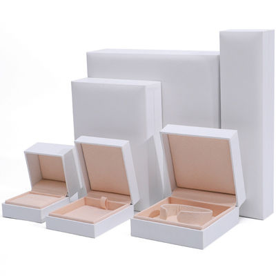 satın al Özel 9x9x4cm Mücevherler Bileklik Bileklikler Kolye Yüzük Paketleri için Beyaz Kağıt Kutusu online manufacture