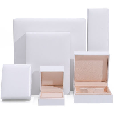 Özel 9x9x4cm Mücevherler Bileklik Bileklikler Kolye Yüzük Paketleri için Beyaz Kağıt Kutusu