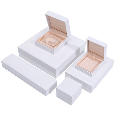 Özel 9x9x4cm Mücevherler Bileklik Bileklikler Kolye Yüzük Paketleri için Beyaz Kağıt Kutusu