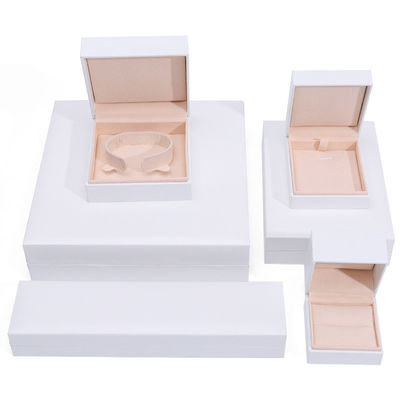 Özel 9x9x4cm Mücevherler Bileklik Bileklikler Kolye Yüzük Paketleri için Beyaz Kağıt Kutusu