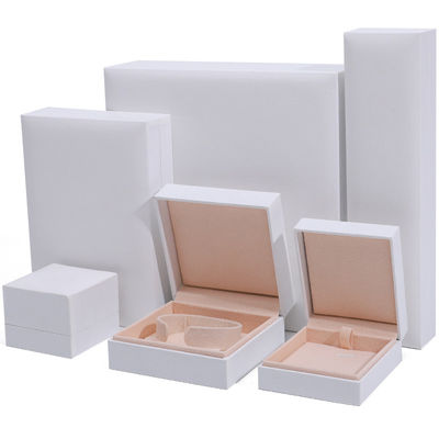 Özel 9x9x4cm Mücevherler Bileklik Bileklikler Kolye Yüzük Paketleri için Beyaz Kağıt Kutusu