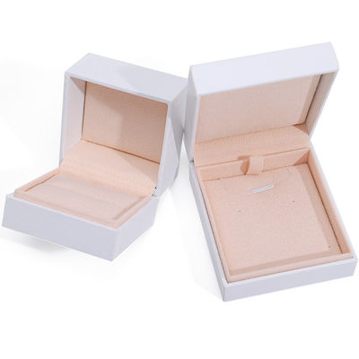 Özel 9x9x4cm Mücevherler Bileklik Bileklikler Kolye Yüzük Paketleri için Beyaz Kağıt Kutusu