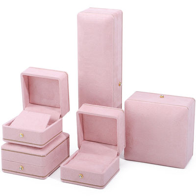Düzgenli pembe mücevher kutusu Bileklikler Kolye ve yüzüklerin özel logo ambalajı için