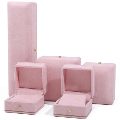 Düzgenli pembe mücevher kutusu Bileklikler Kolye ve yüzüklerin özel logo ambalajı için