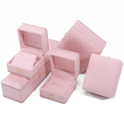 Düzgenli pembe mücevher kutusu Bileklikler Kolye ve yüzüklerin özel logo ambalajı için