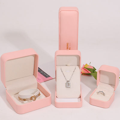 satın al Toptan üretim Premium Mücevherler Kutu ambalaj Kişiselleştirilmiş Özel logo Kolye Bilezik Kulaklıklar Yüzük ambalaj Pembe Deri Mücevher Kutusu online manufacture
